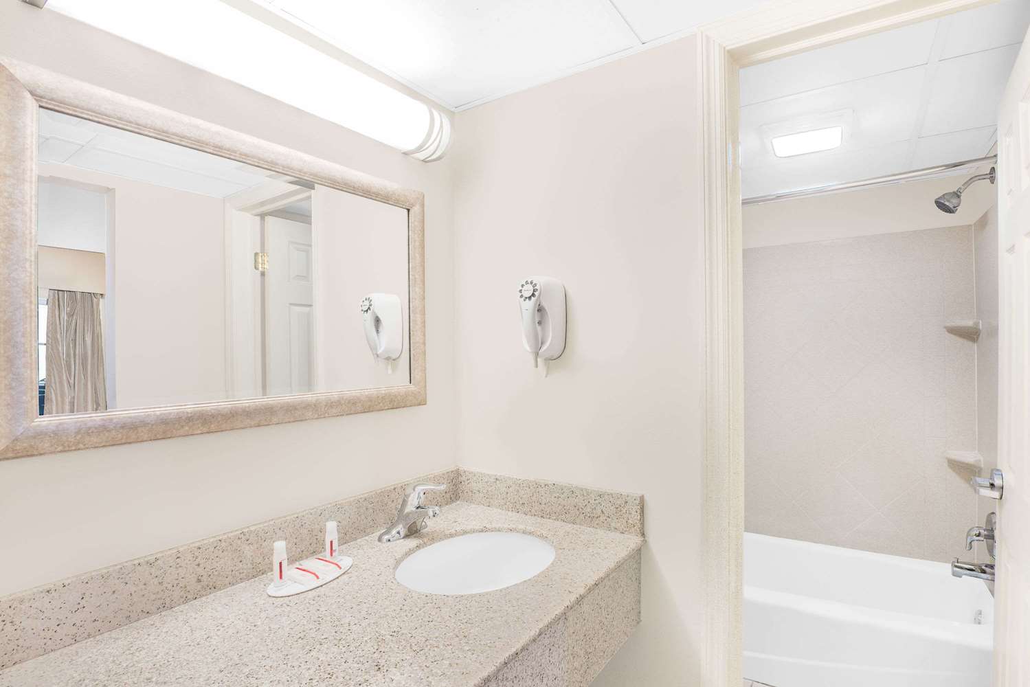 Days Inn by Wyndham Springfield/Phil.Intl Airport 16/19