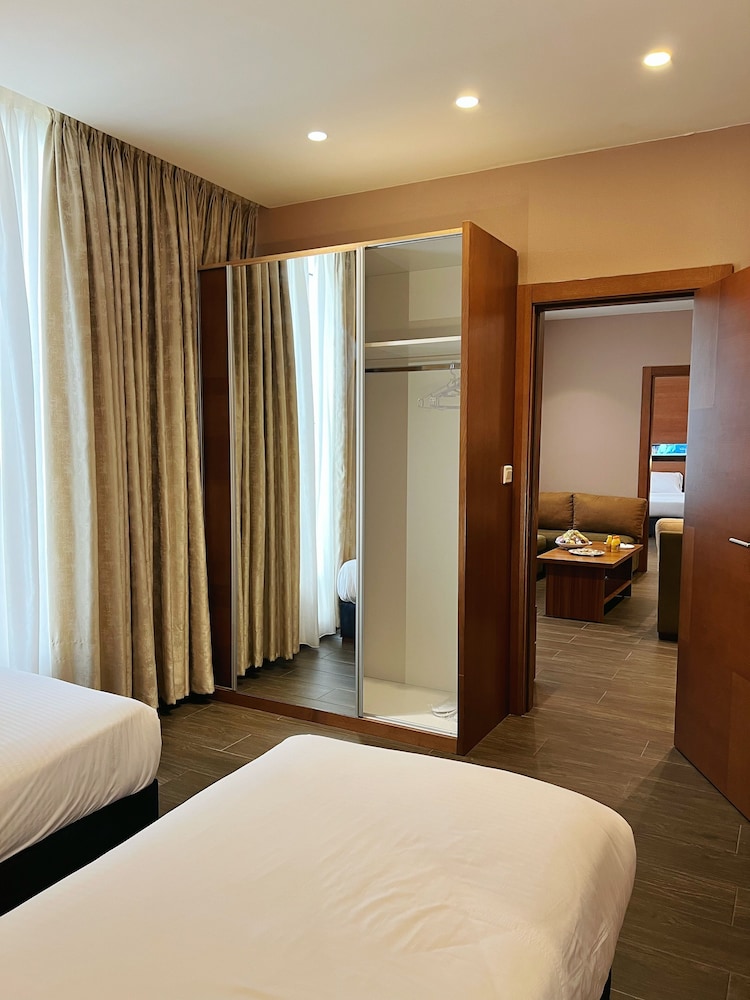7th Star Hotel Suites 8/28