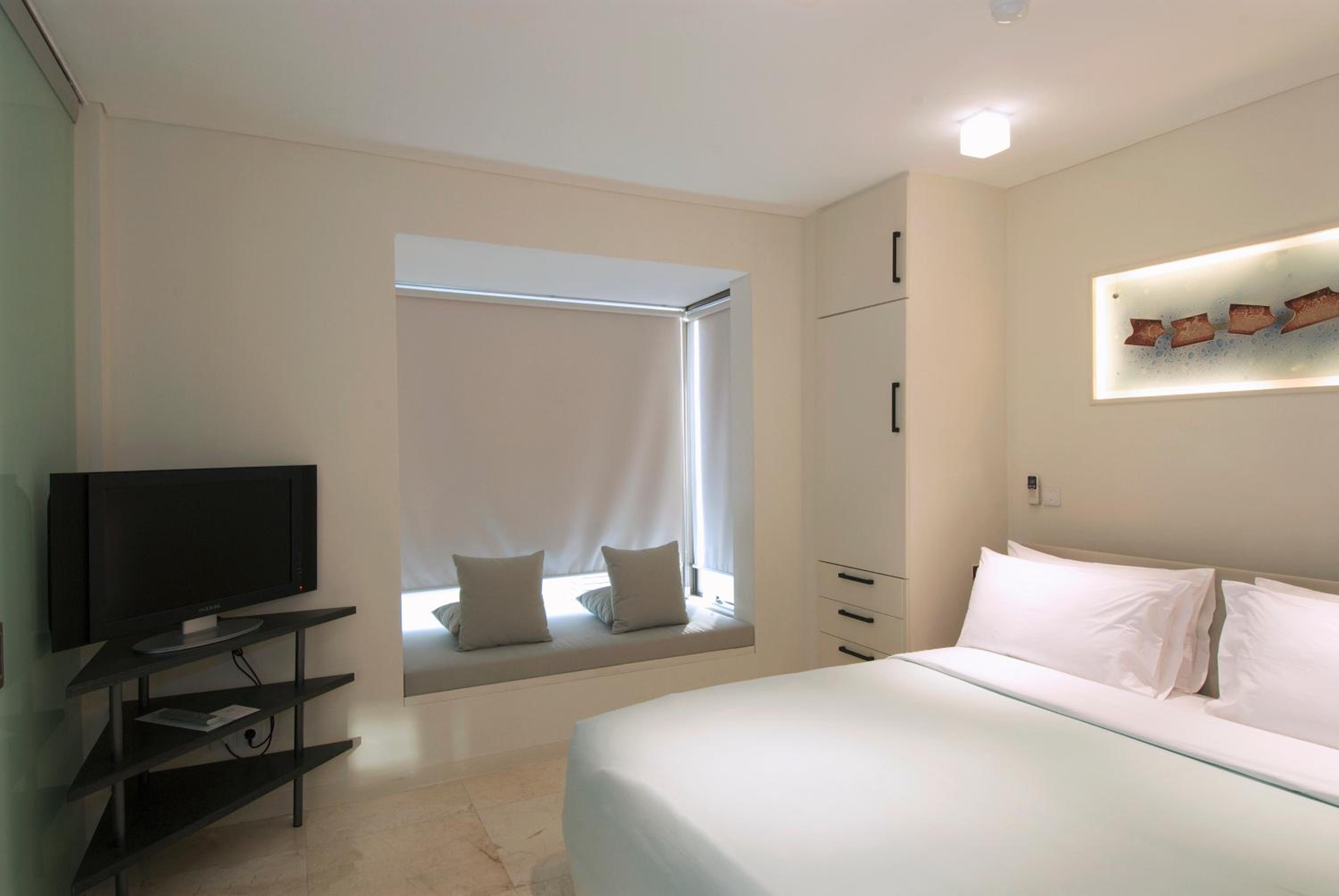 2 Bedrooms, Suite, Single Bed