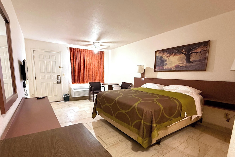 Queen Bed with Kitchenette Non - Smoking