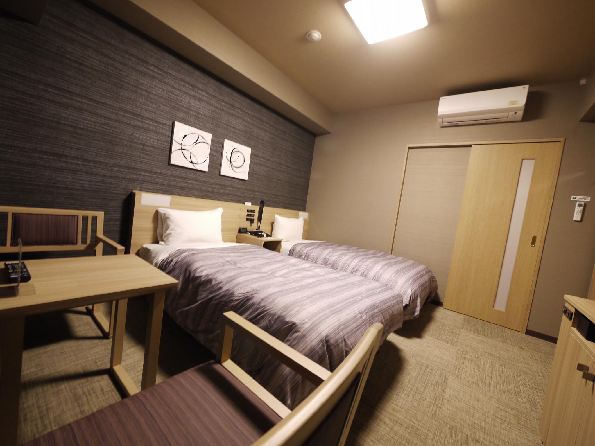 Standard, Twin Beds, Mountain Side, East Wing