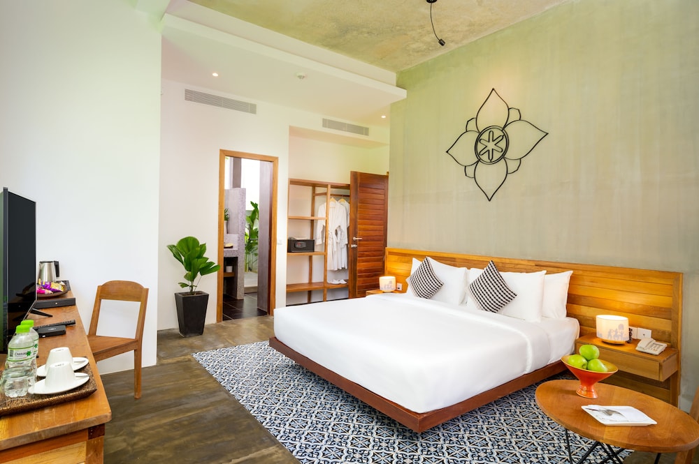 Deluxe, King Bed, Pool View, Balcony