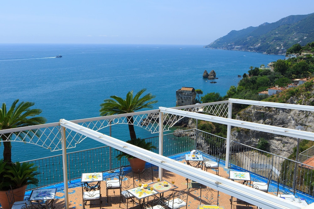 Lloyd's Baia Hotel in VIETRI SUL MARE