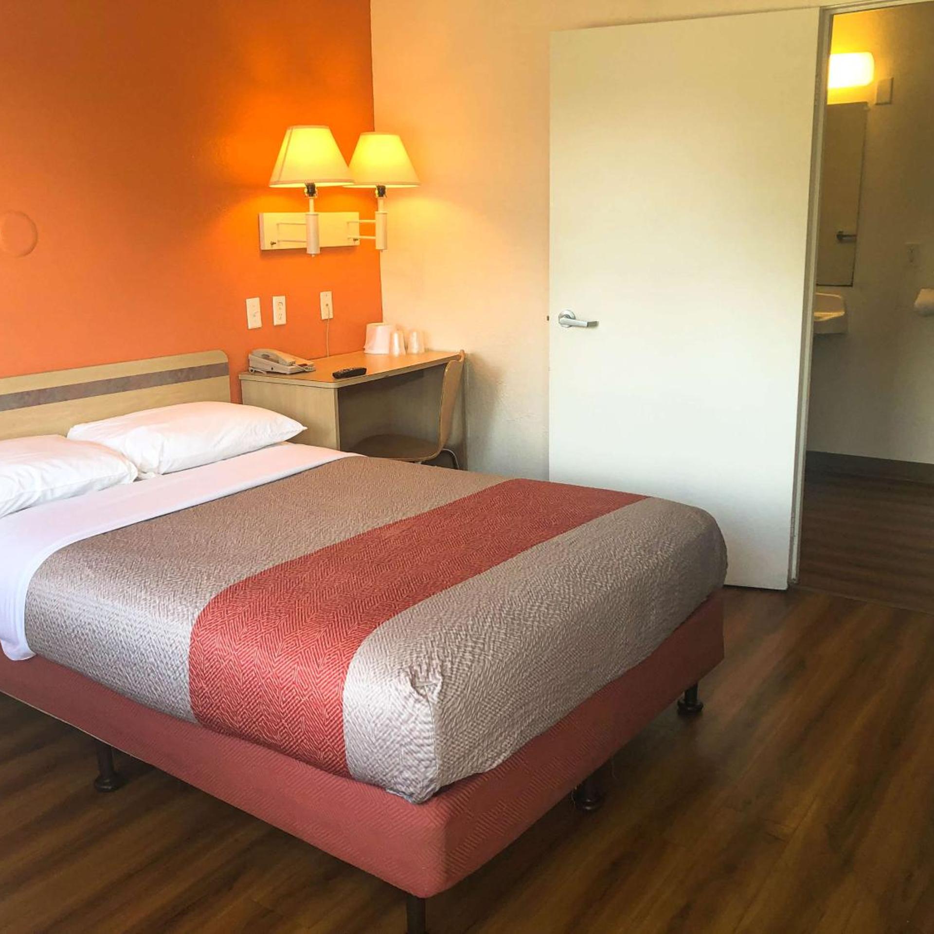 1 Full Bed - Micfridge، Motel6 Jacksonville, FL - Orange Park 2/10