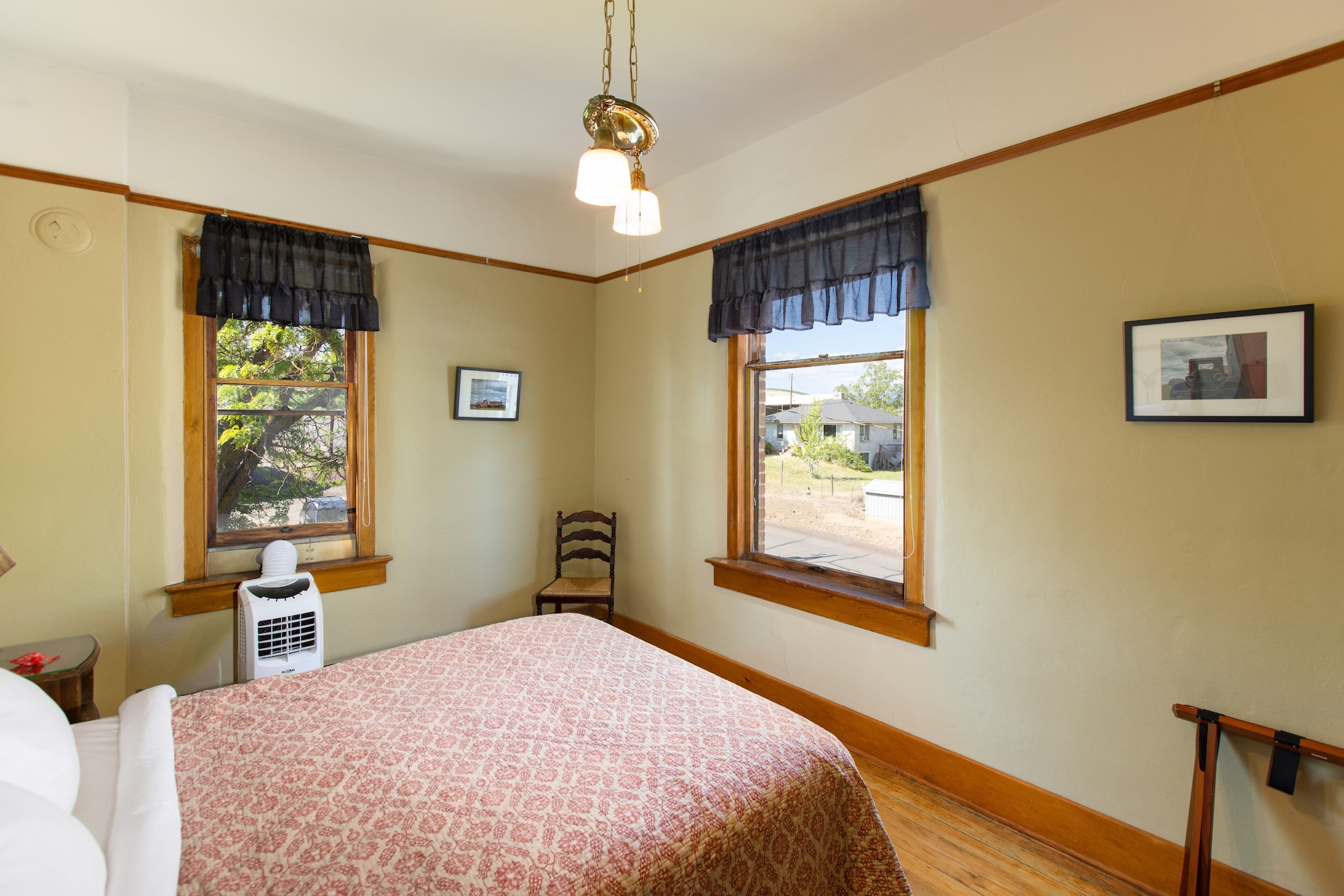 Traditional, Queen Bed, Mountain View, Shared Bathroom