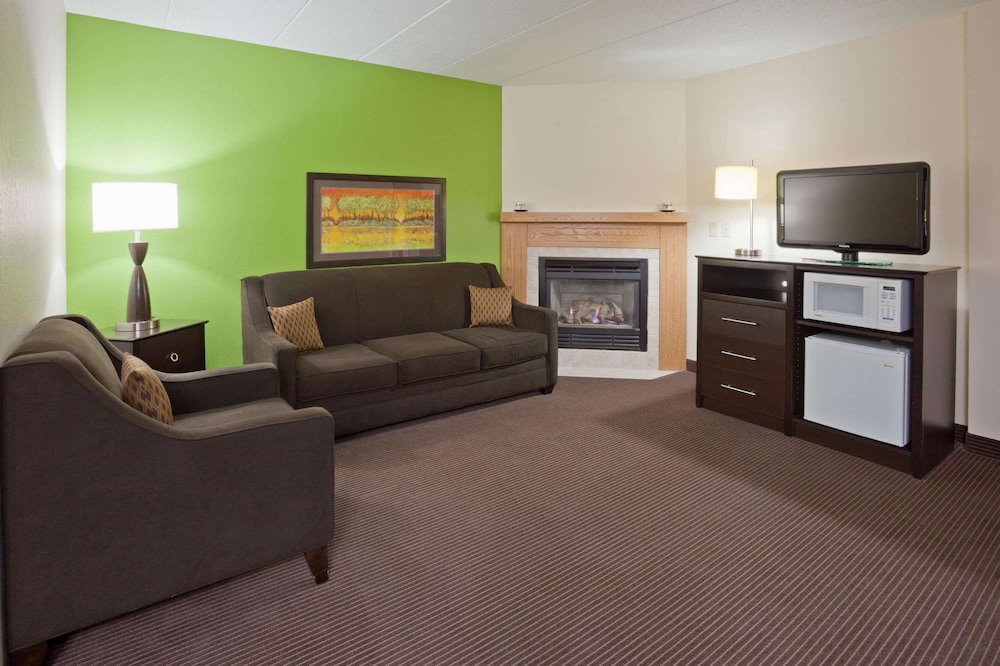 AmericInn by Wyndham Crookston U of M Crookston 18/32