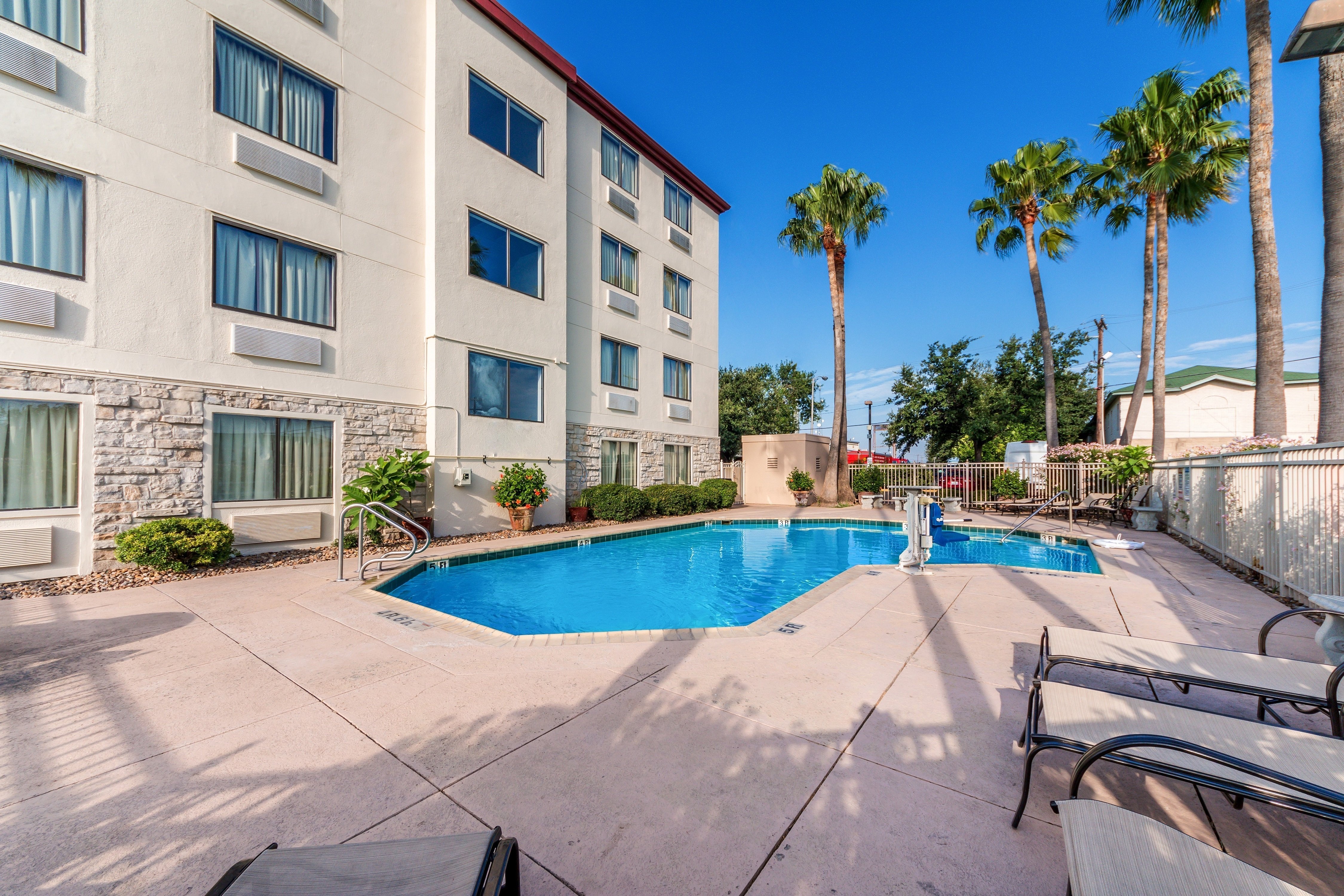 Red Roof Inn Laredo 33/35