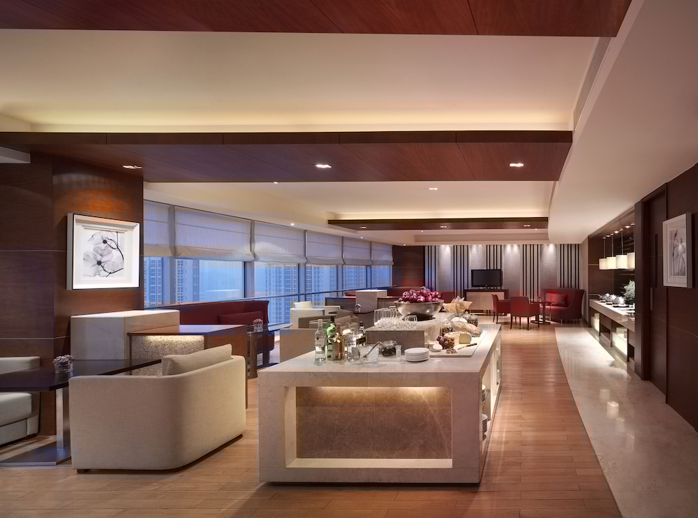 New World Wuhan Hotel 60/70