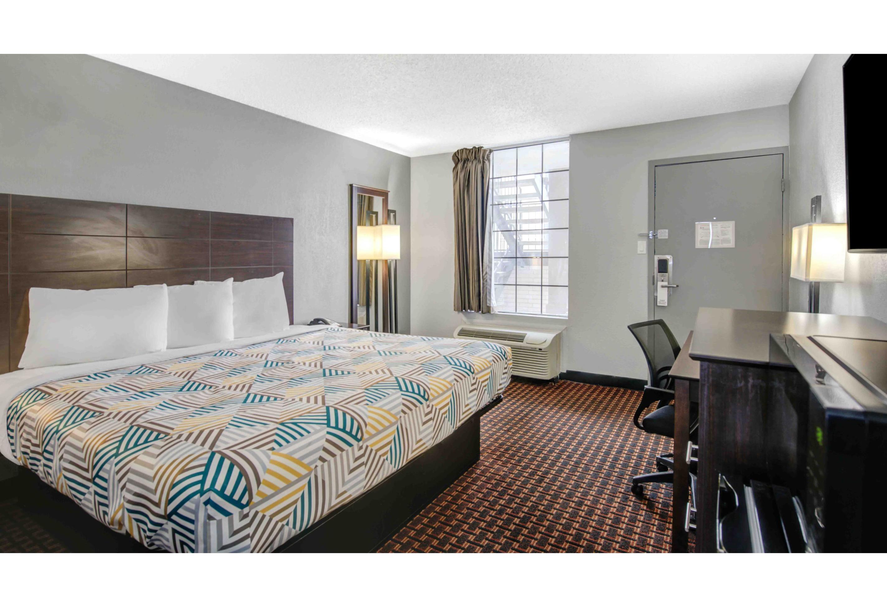 1 King Bed - Non-Smoking, Micfridge