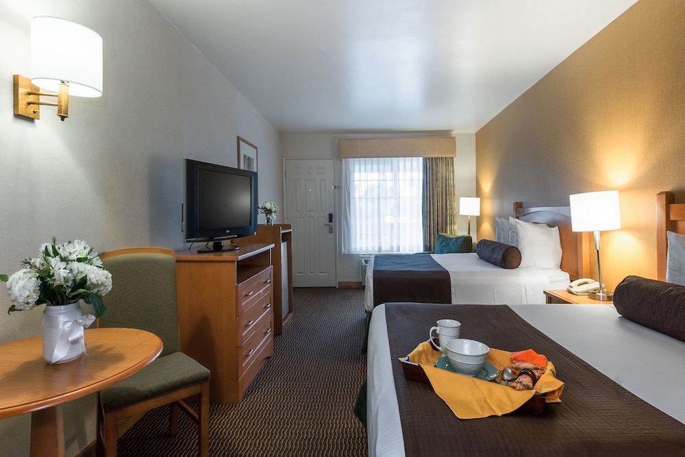 Ramada By Wyndham Costa Mesa/Newport Beach 33/38