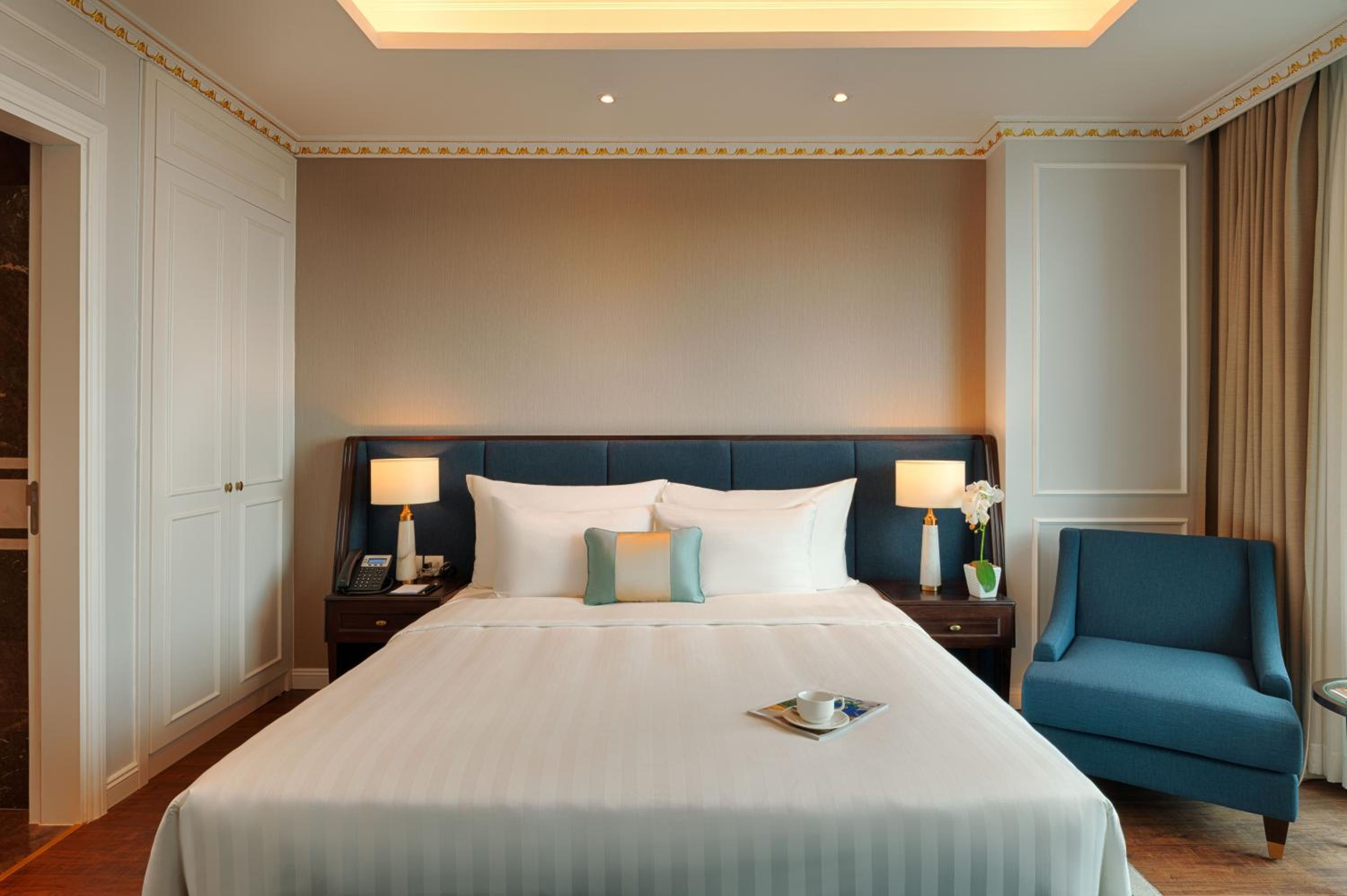 Grand, Suite, King and Twin Beds, Bay View