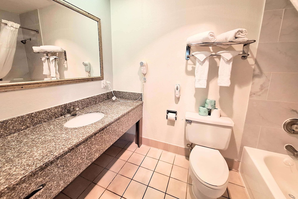 Travelodge by Wyndham Indianapolis Speedway 49/50