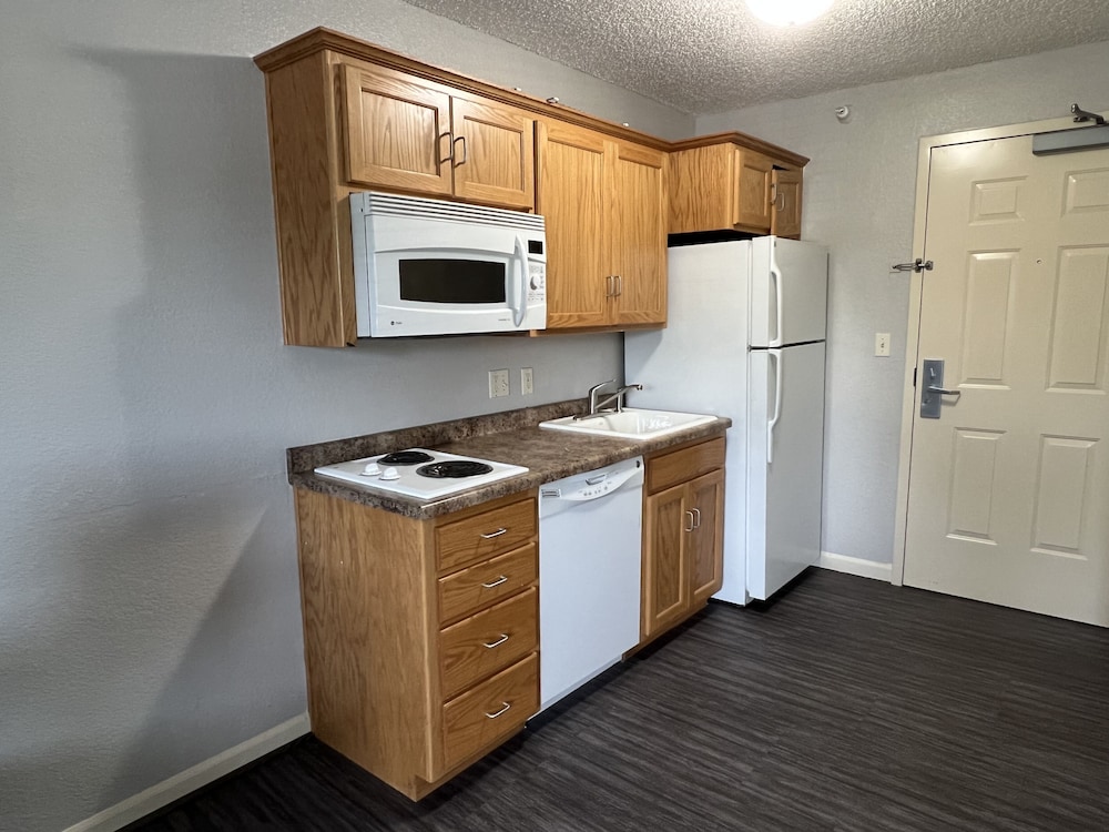 Days Inn & Suites by Wyndham Green Bay WI. 8/38