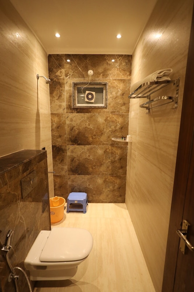Hotel The Paramont Delhi 43/50