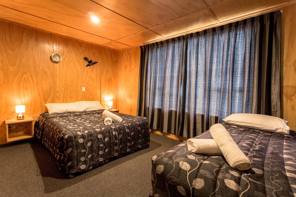 2 Bedrooms, Motel, Superior, 2 King Beds, Single Bed