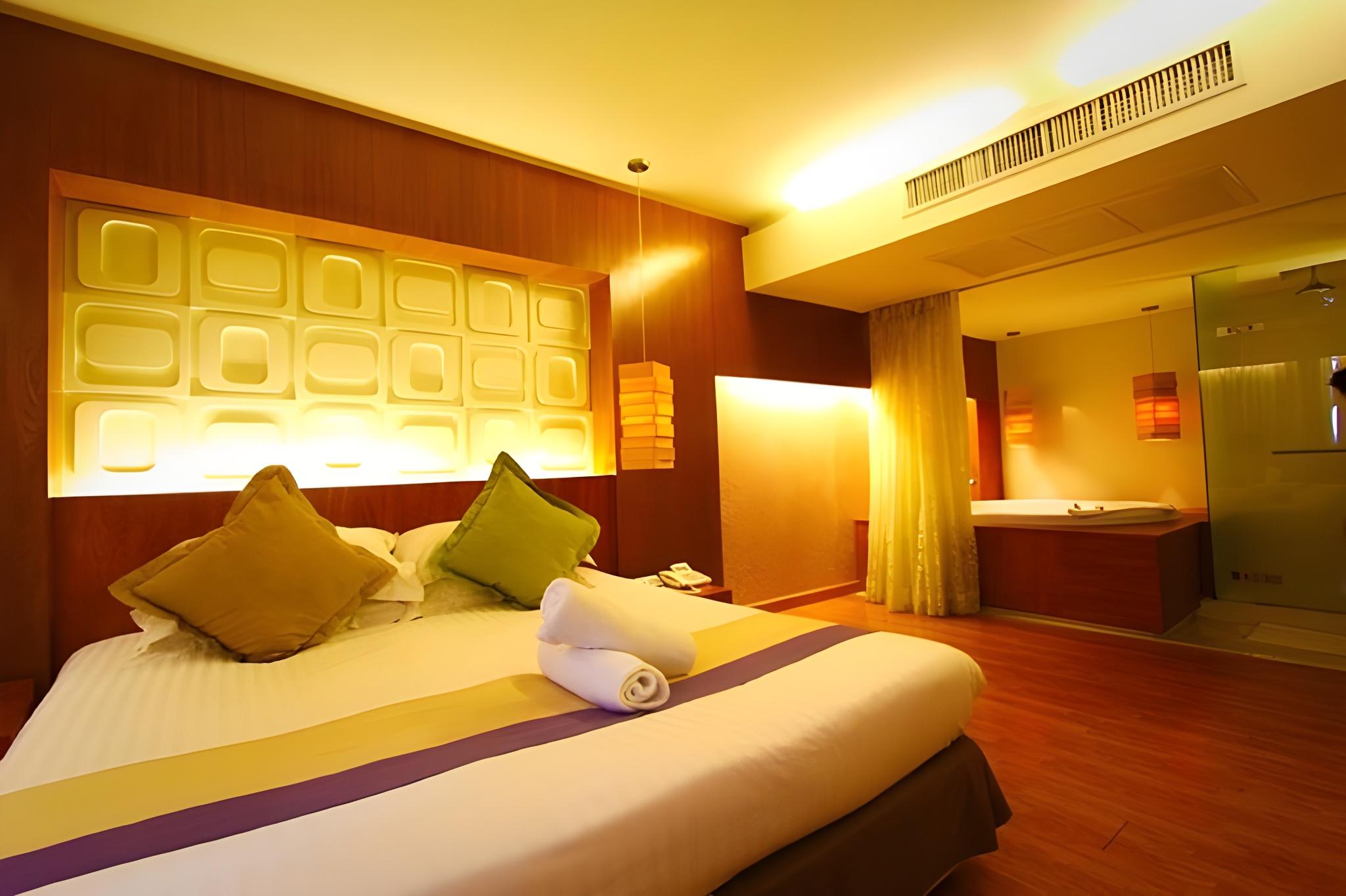 SUITE, HOT TUB