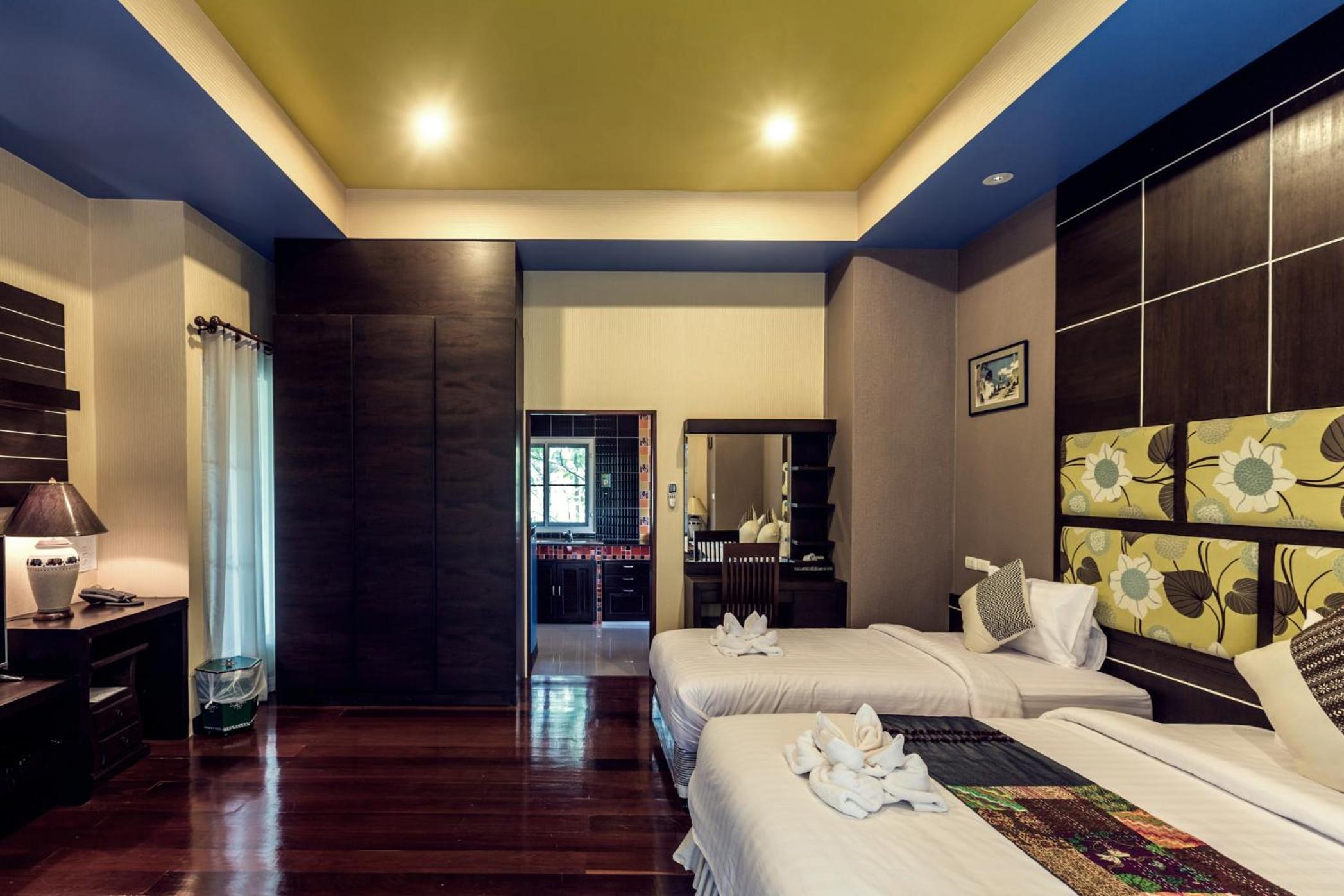 غرفة بسرير مزدوج وسريرين منفصلين بإطلالة على الحديقة بشرفة، Buraphat Resort 2/2