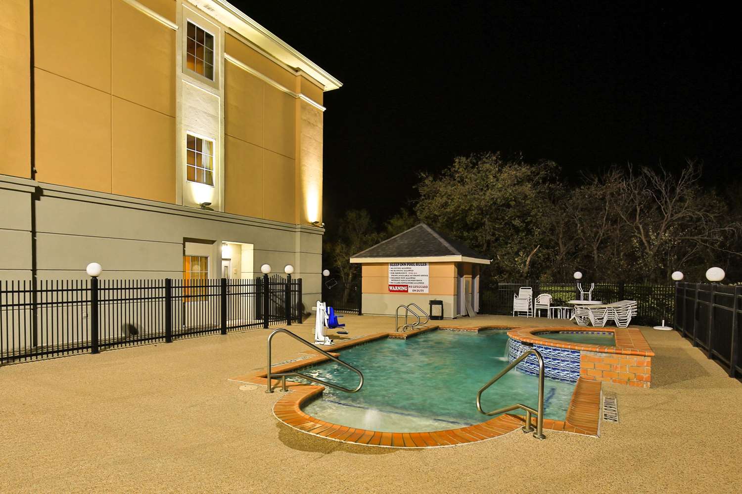 Sleep Inn & Suites University 13/15