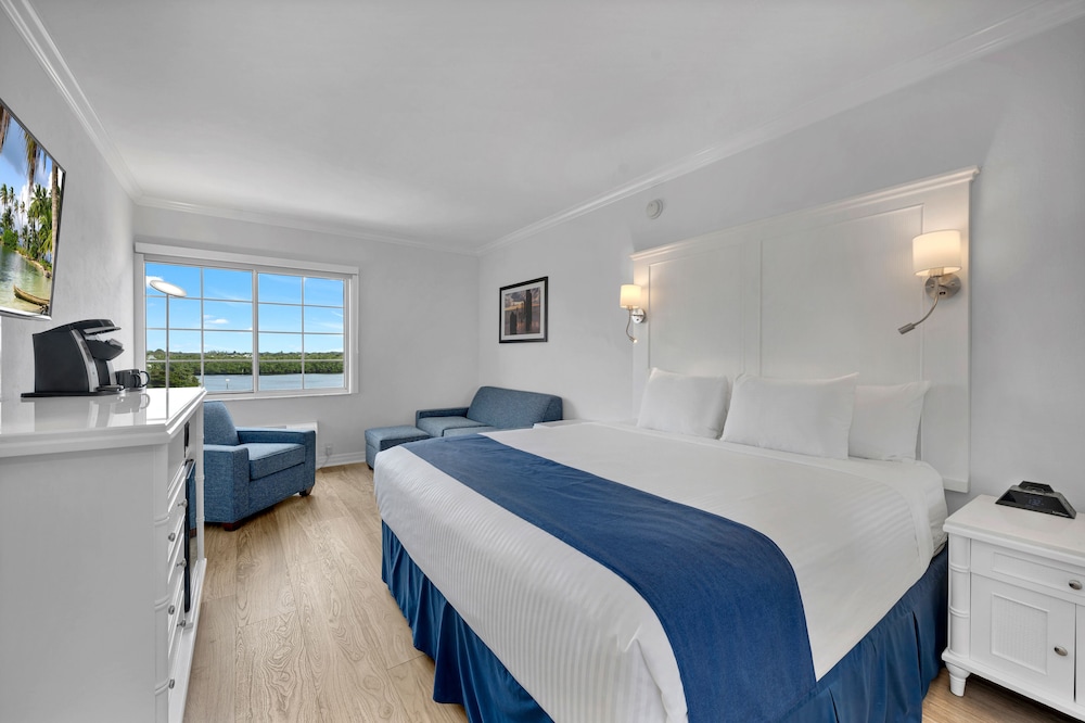 STANDARD, KING BED, BAY VIEW, SOFA