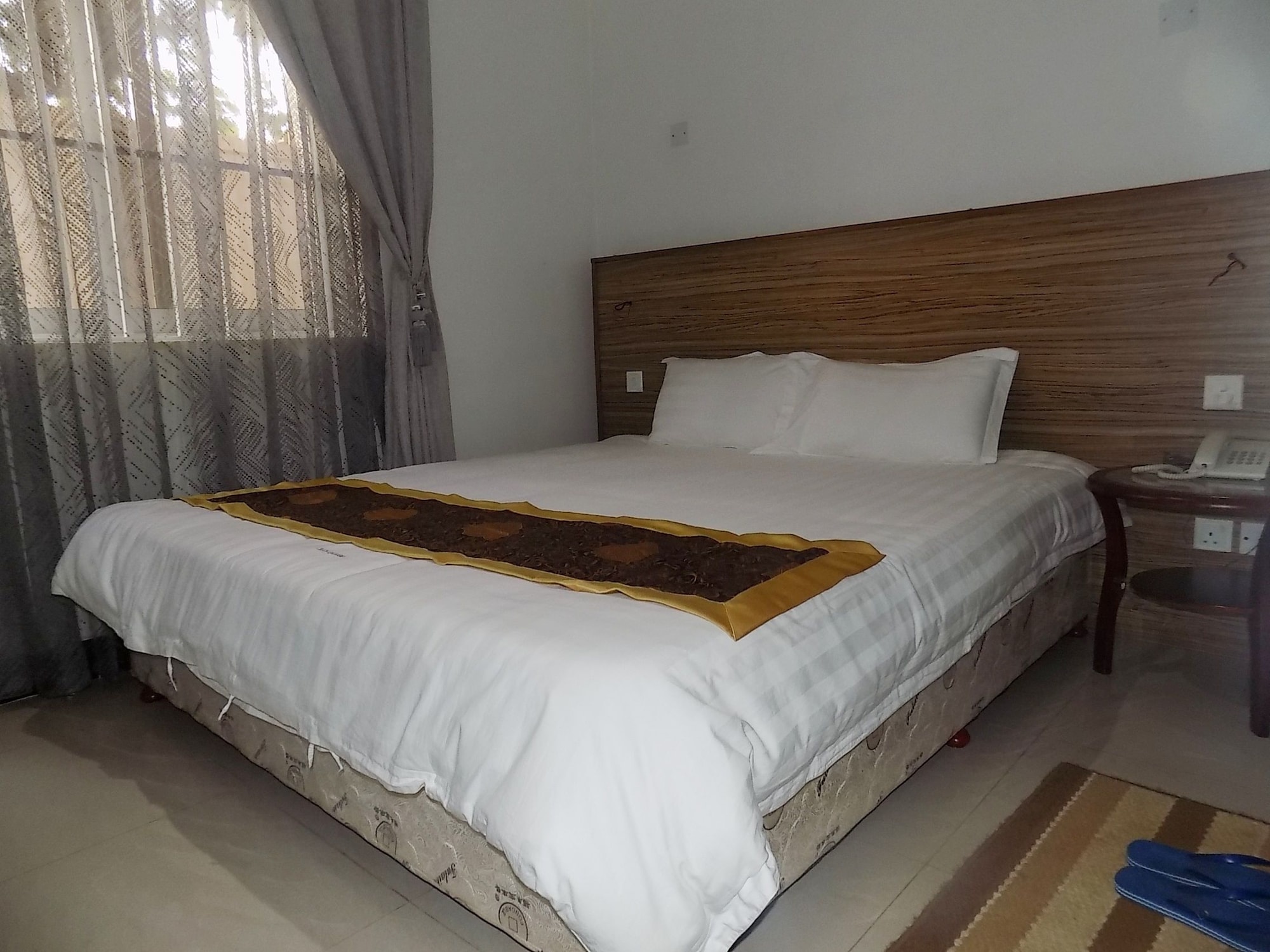 ROOM, DOUBLE BED