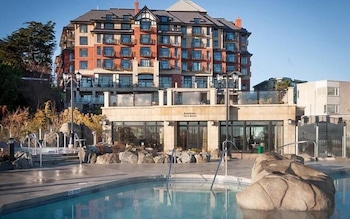 Oak Bay Beach Hotel 8/65