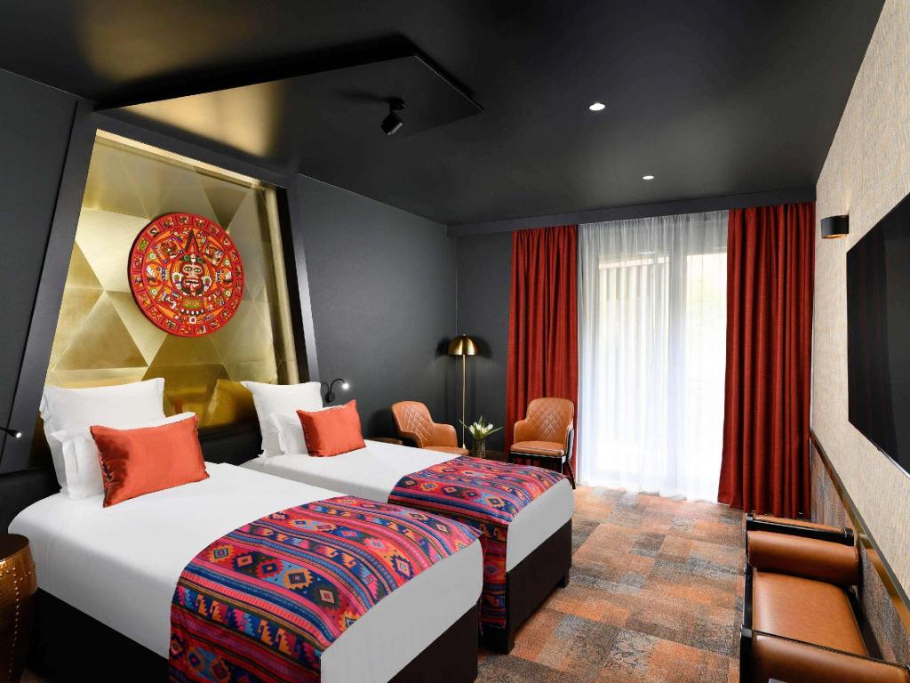 Superior, Twin Beds, Convertible King Bed, Pool View