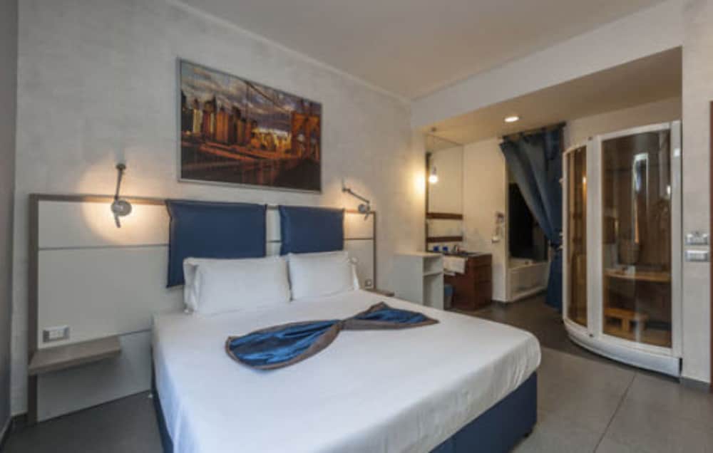 SUPERIOR, DOUBLE OR TWIN BED