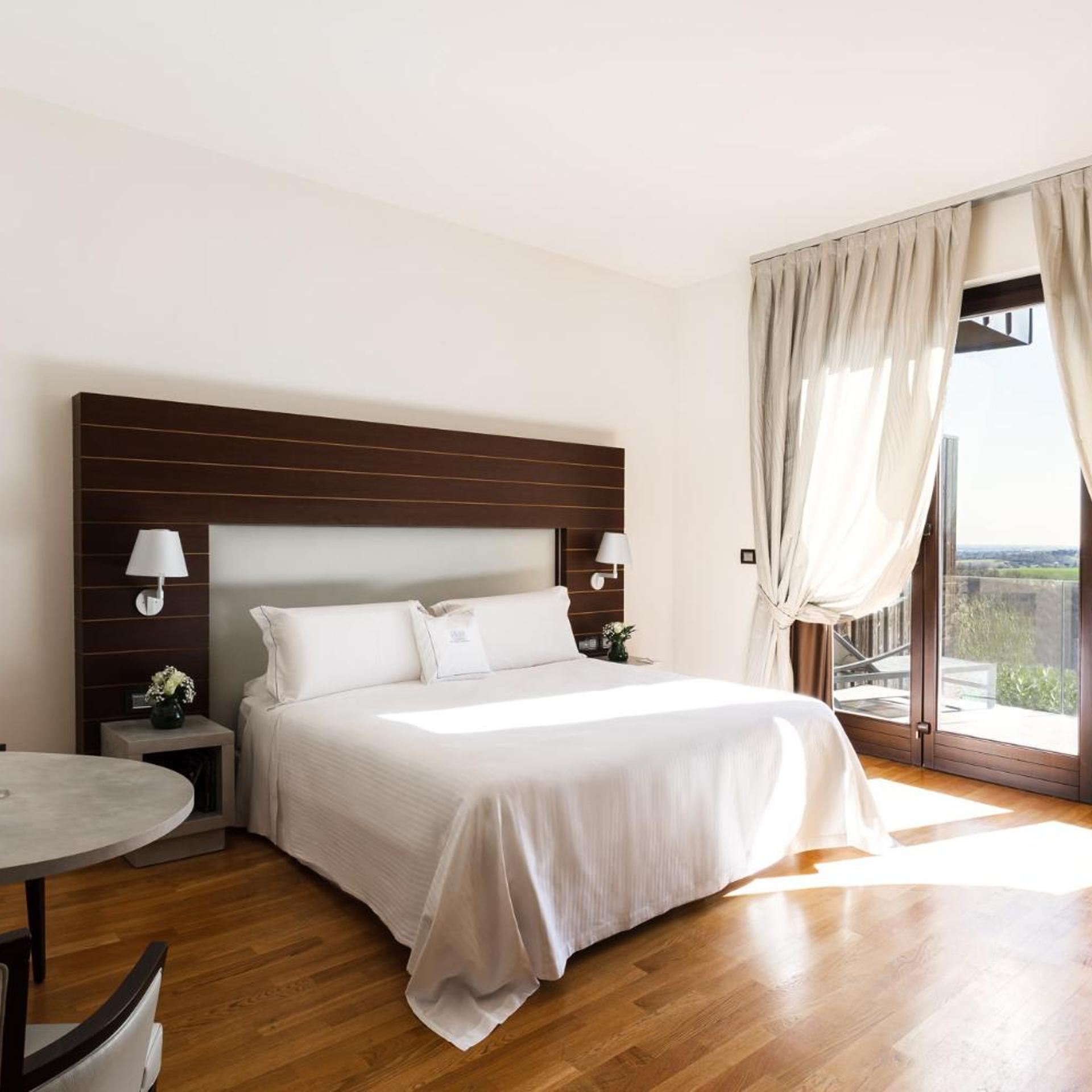Deluxe, King Bed