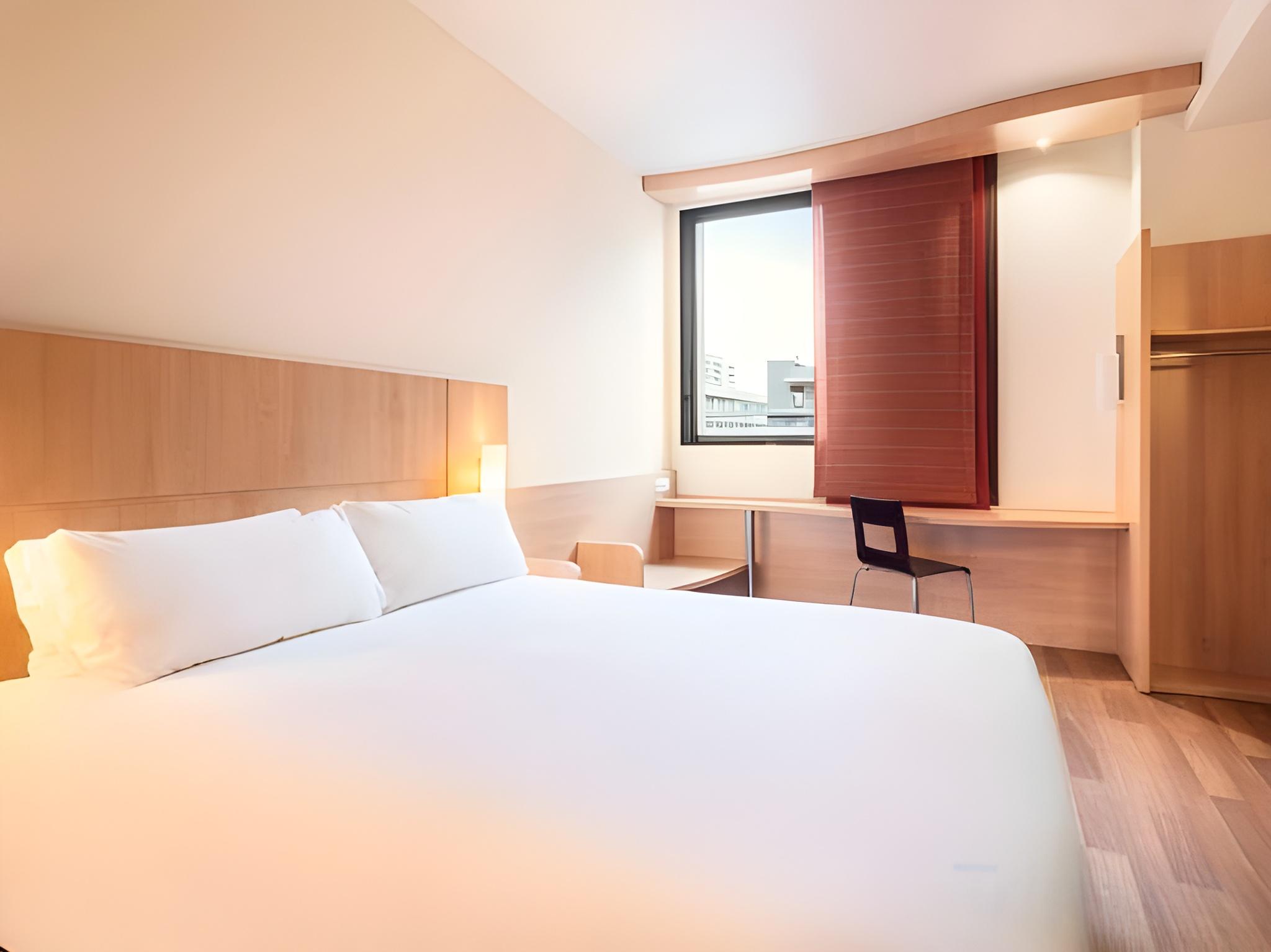 Plus, Queen Bed