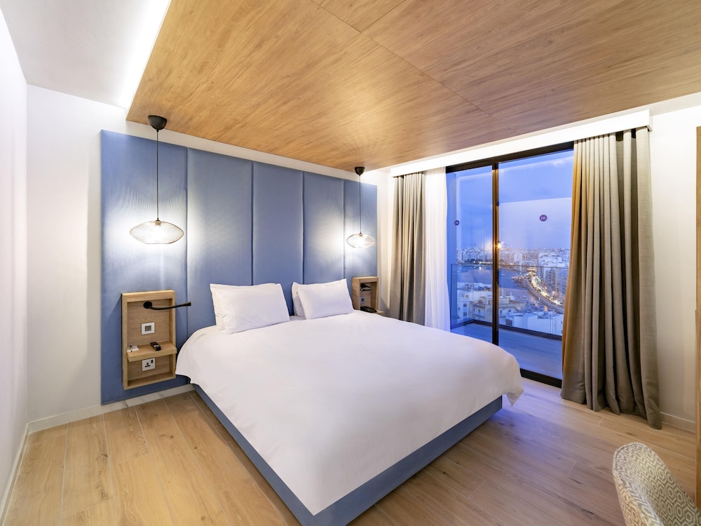 DELUXE, PRIVILEGE, QUEEN BED, SEA VIEW, BALCONY