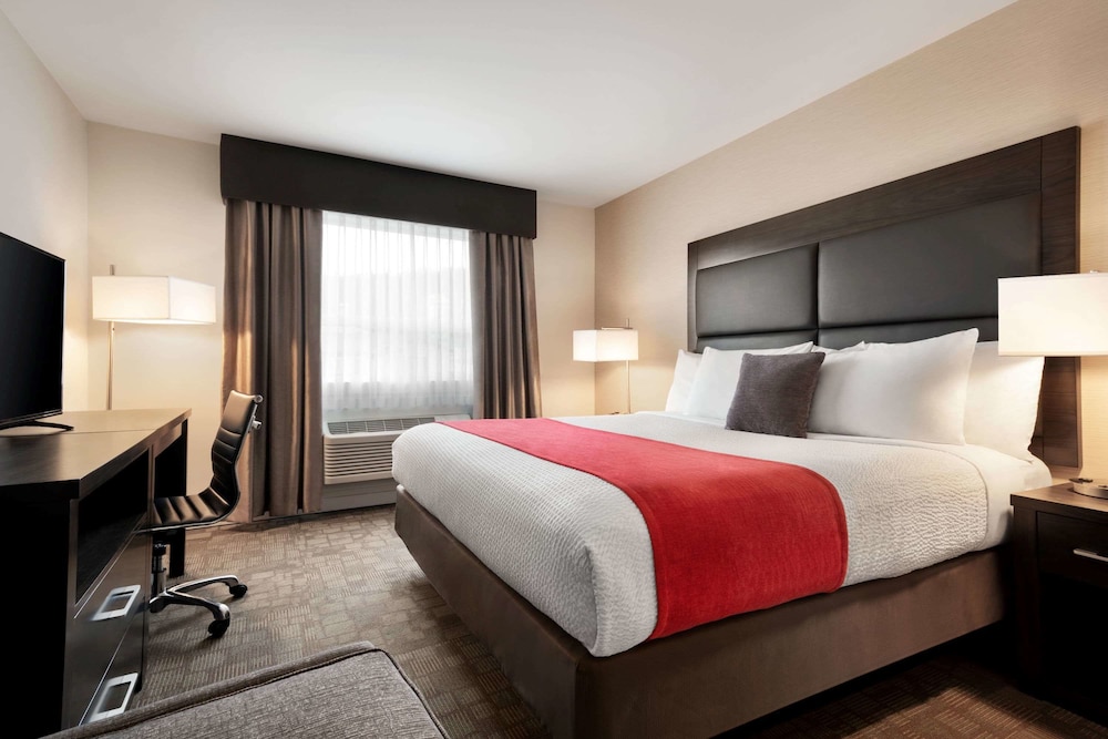Days Inn by Wyndham 100 Mile House 8/24