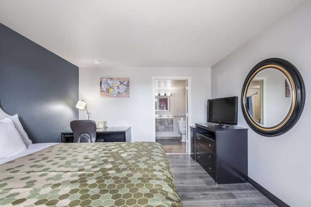 Econo Lodge Neenah 19/43