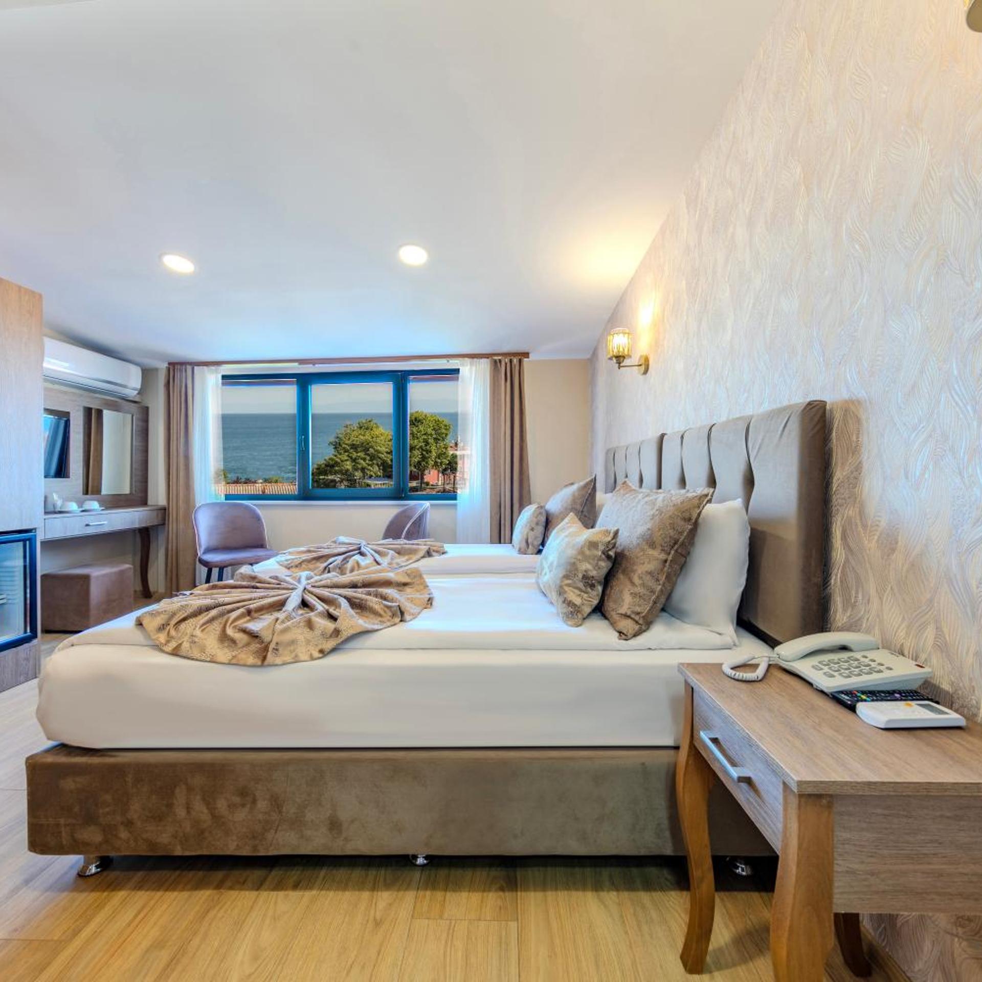 Room, Double or Twin Bed, Lateral Side Sea View