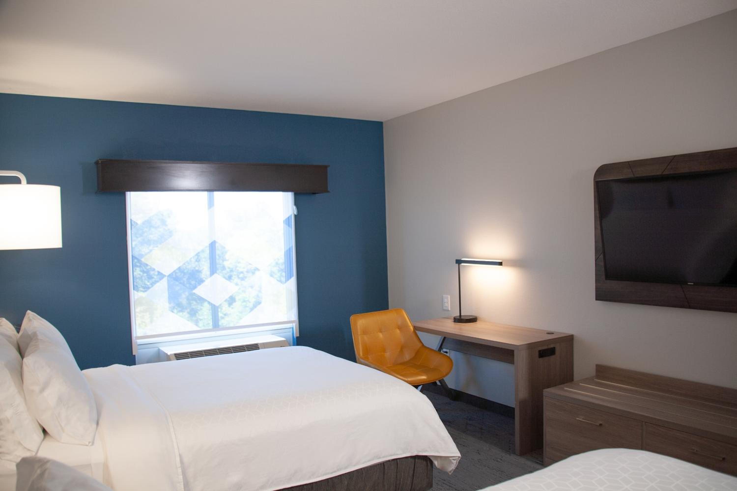 Standard, Double Bed, Holiday Inn Express Suites Overland Park 2/4