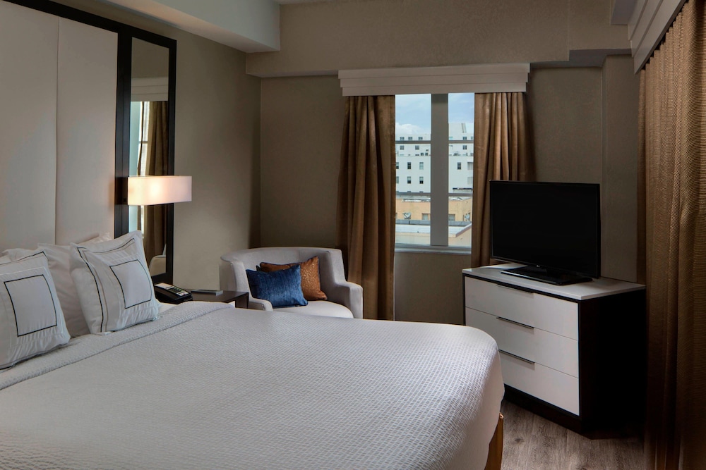 Courtyard By Marriott South Beach 10/33