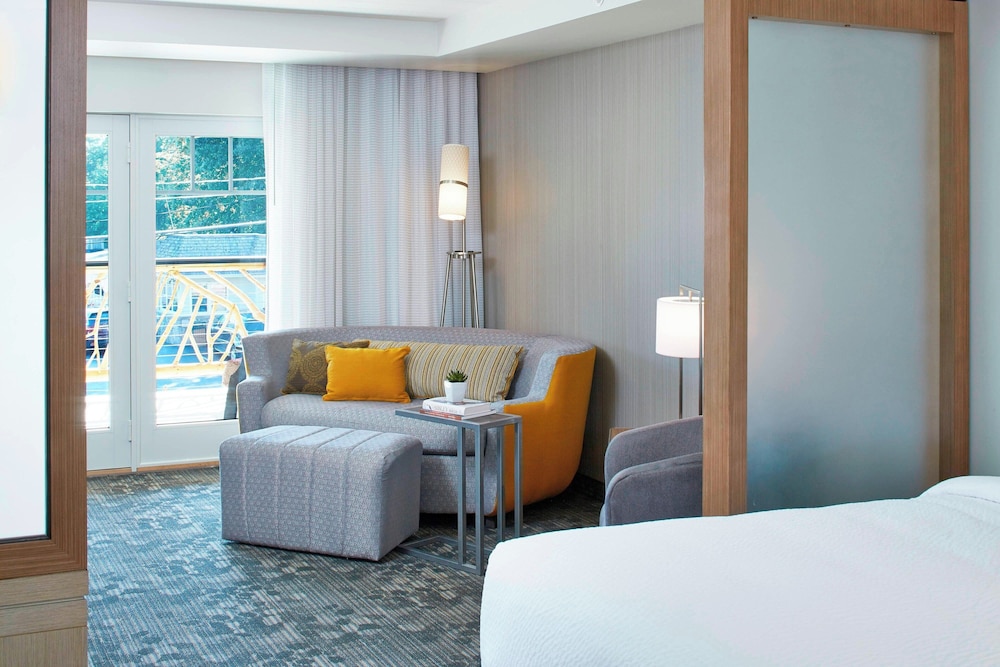suite, multiple beds, lake view