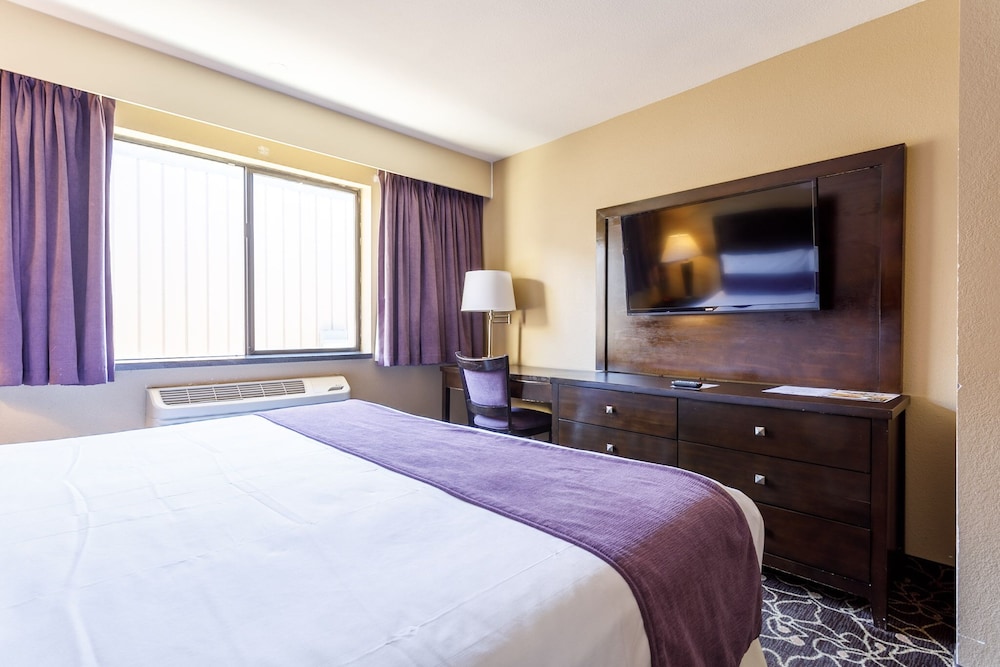 Room, King Bed, East Side, Smoking