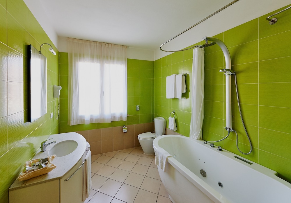 Varo Village Hotel 37/39