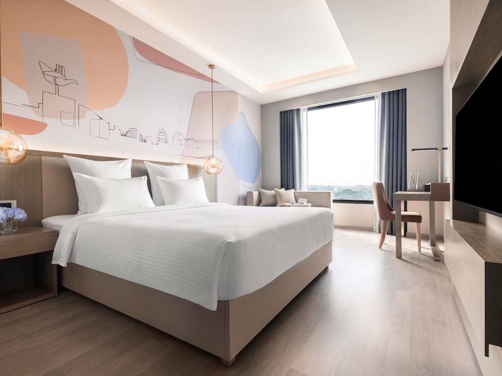 EXECUTIVE, KING BED