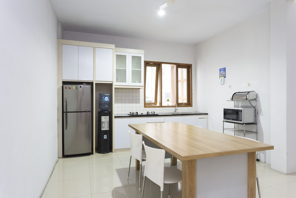 Reddoorz Plus Near Cilandak Town Square 2 18/20