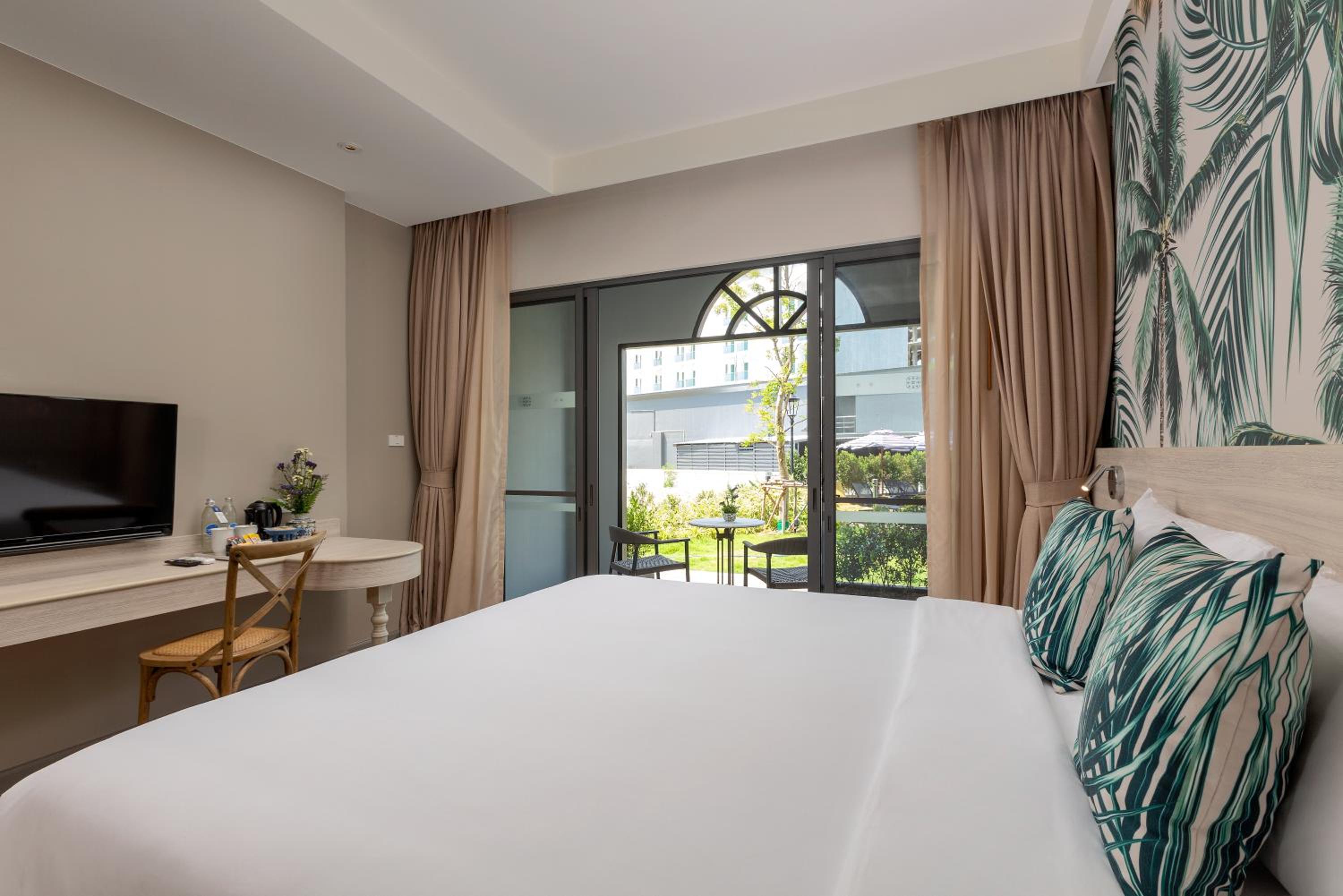 Studio, King Bed, Pool Access