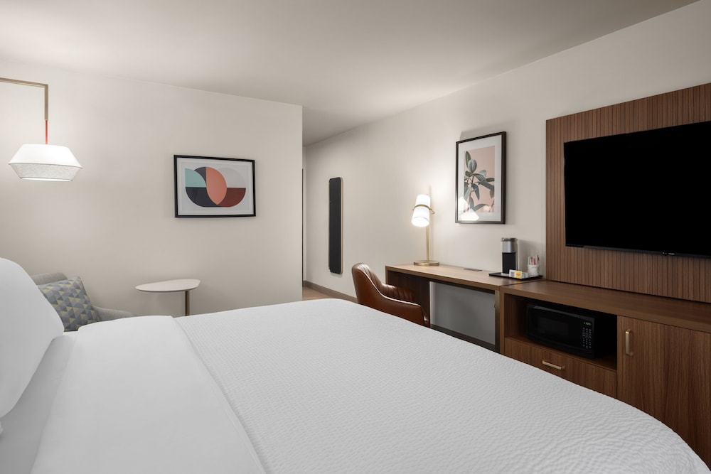 Standard, Queen Bed