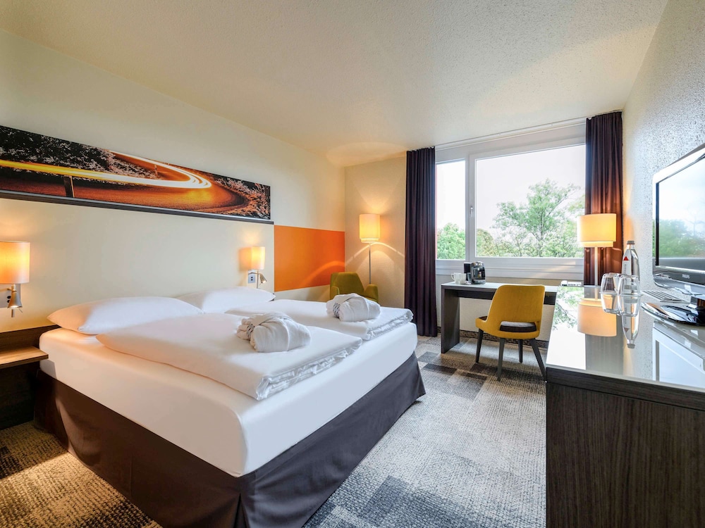 PRIVILEGE, QUEEN BED