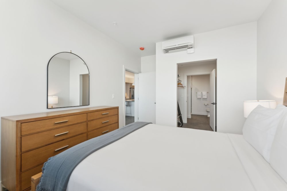 غرفة بسريرين كوين بشرفة بغرفتي نوم مع أريكة بجاكوزي، Placemakr Salt Lake City Downtown, Apartments by Hilton 2/3