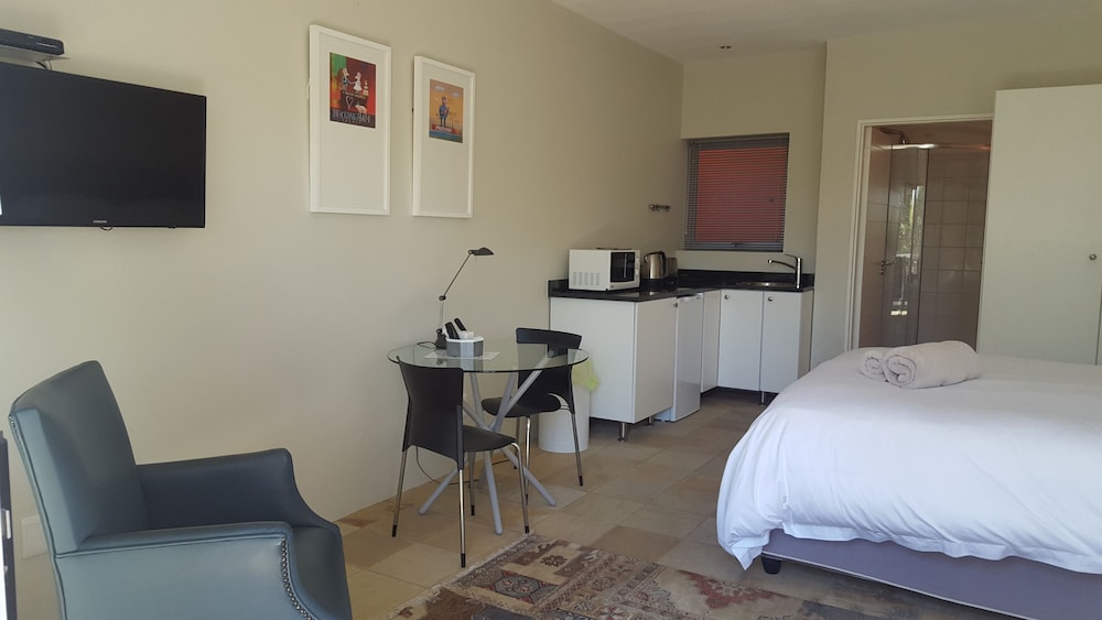EXCLUSIVE, STUDIO, QUEEN BED, GARDEN VIEW
