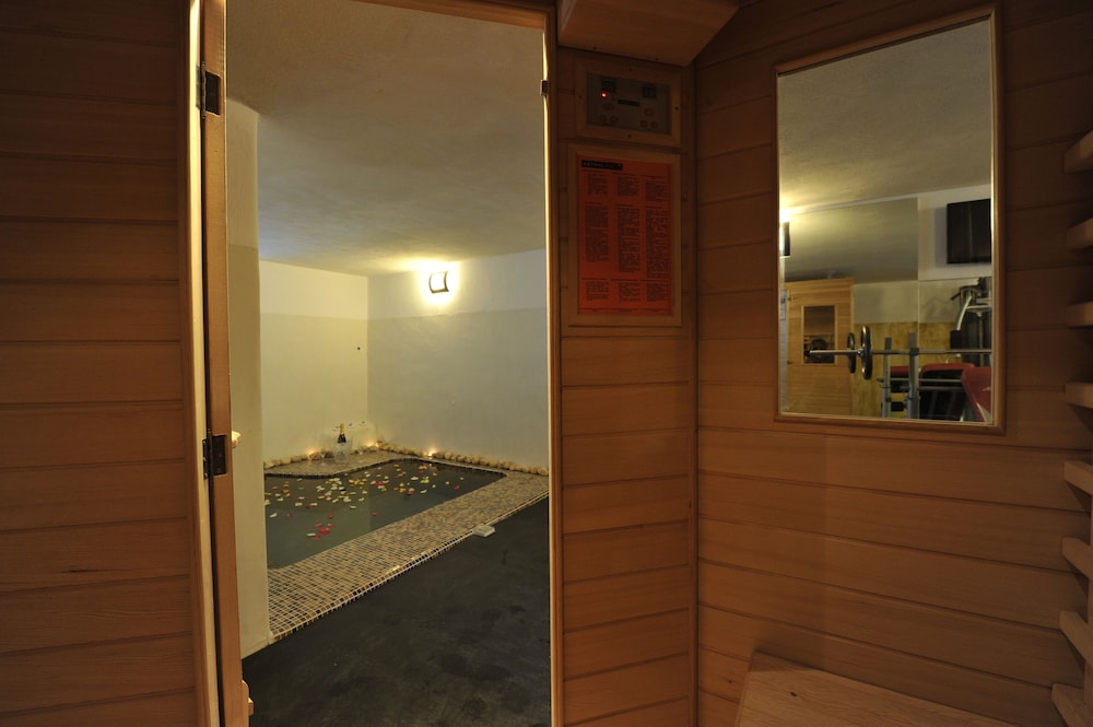 Afrodite Hotel 35/80