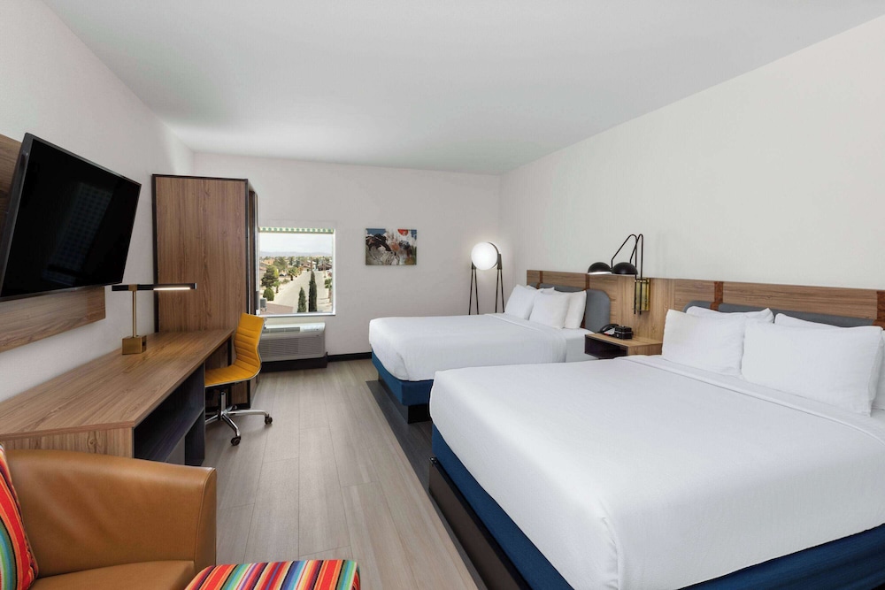 La Quinta Inn & Suites by Wyndham El Paso East Loop-375 6/27