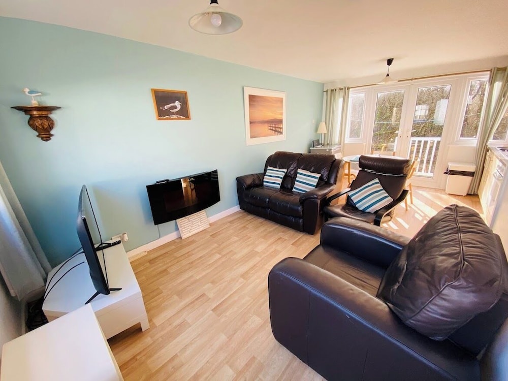 Freshwater Bay Holiday Cottages 32/50