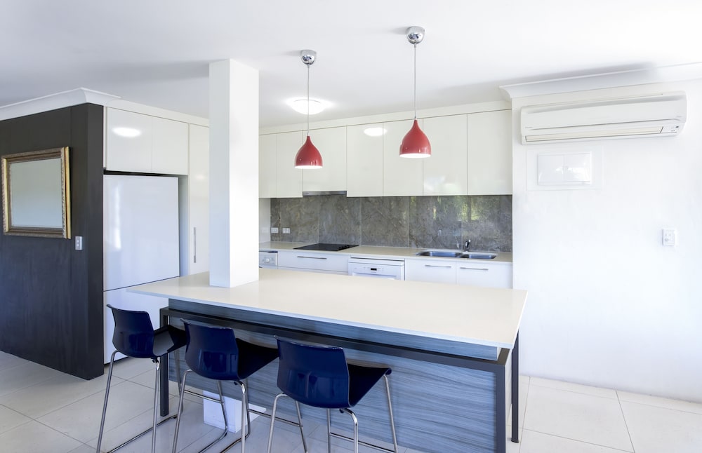 NOOSA SHORES RESORT 54/70
