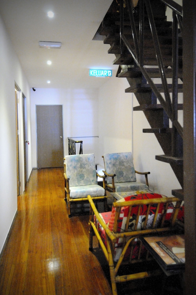 Thirty Three Stewart Houze 22/26